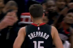 巨星风范！谢泼德反击快攻一步到位，迎着防守干拔三分，稳稳空心入网！