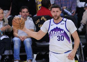 努尔基奇首节高效出战7分钟，4投4中（三分2中2）砍下10分4篮板3助攻，弹无虚发。